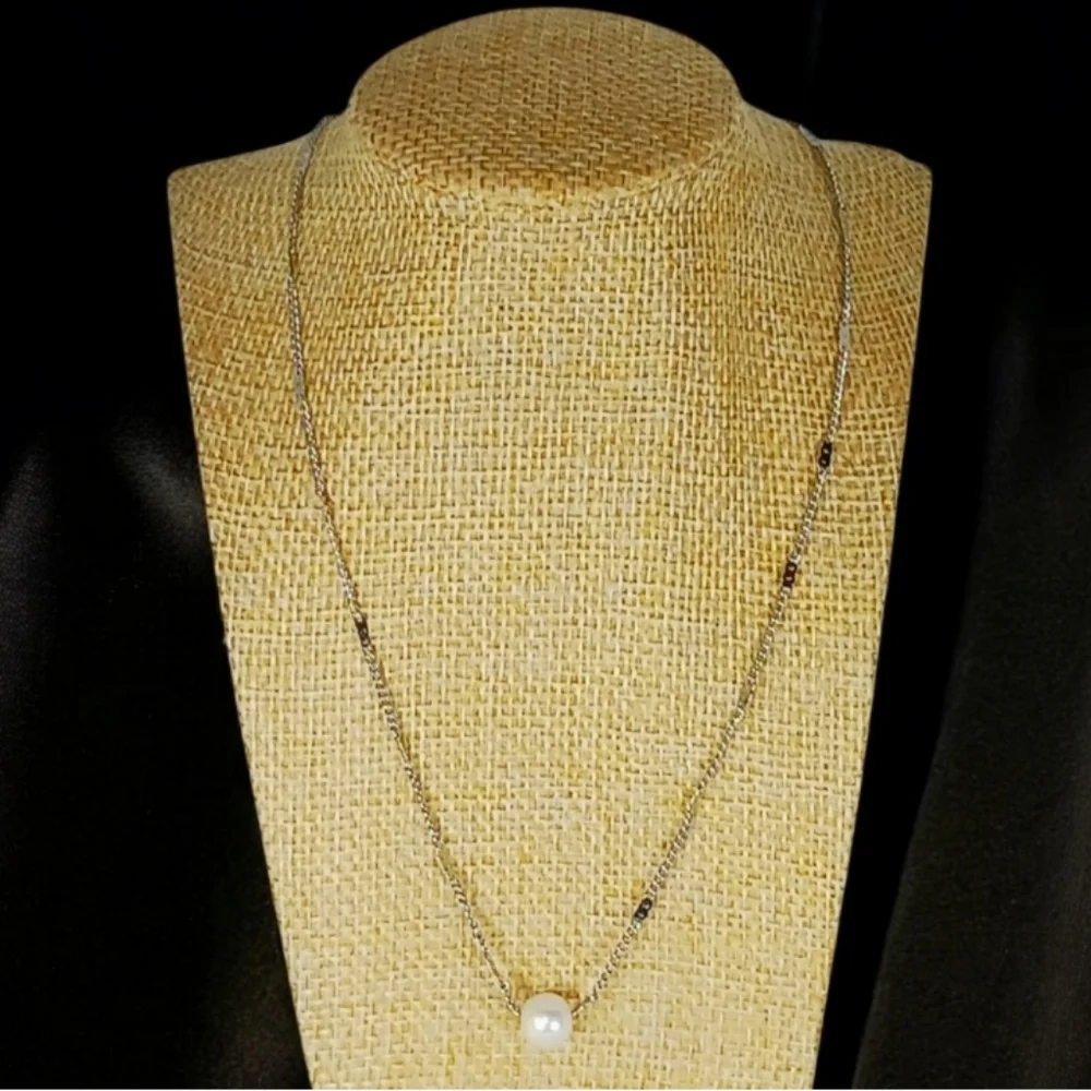 Pearl Solitaire Silver Confetti Necklace Dollette Classy Classic Minimalist MCM